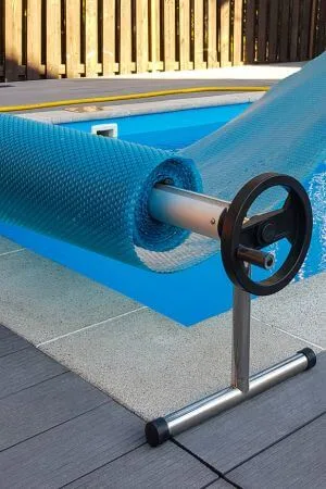 Aumenta la eficiencia de la piscina con un cobertor solar